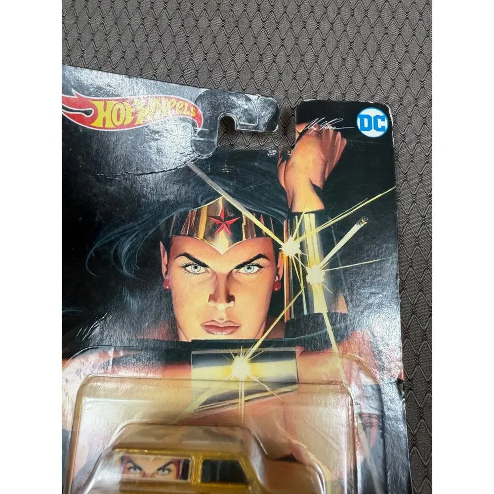 Hot Wheels Pop Culture DC Comics Wonder Woman 1967 Austin Mini Van Gold Sealed
